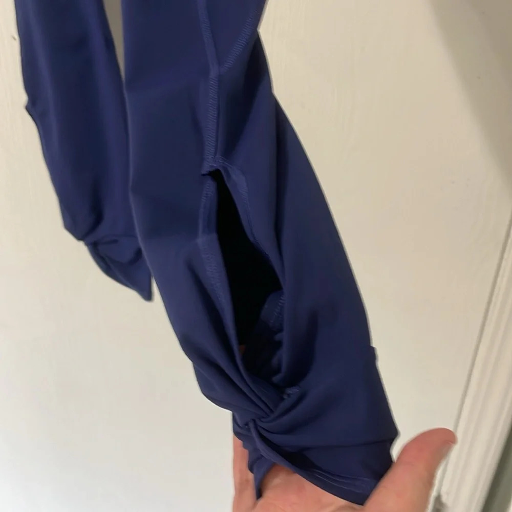 💰PureLuxe By Fabletics Asymmetrical Twist Blue/Purple Capris Leggings Size XS/S - Picture 2 of 7